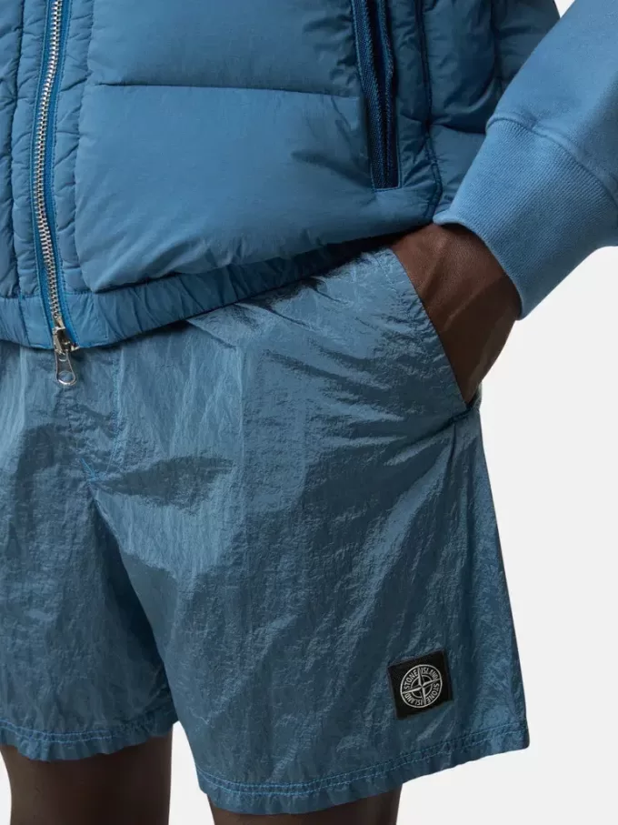 Badshorts i normal passform med fickor och meshfoder Badshorts i normal passform med fickor och meshfoder