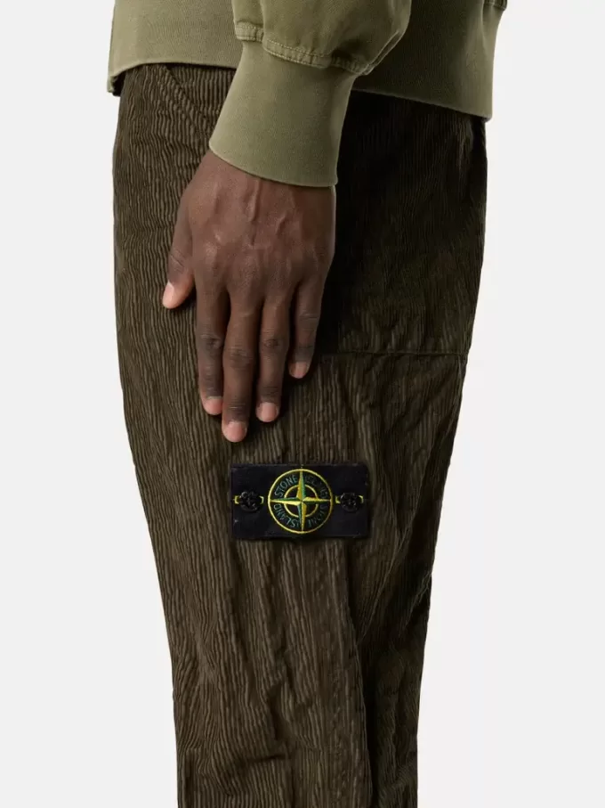 Byxor med avslappnad passform och flera fickor Byxor med avslappnad passform och flera fickor