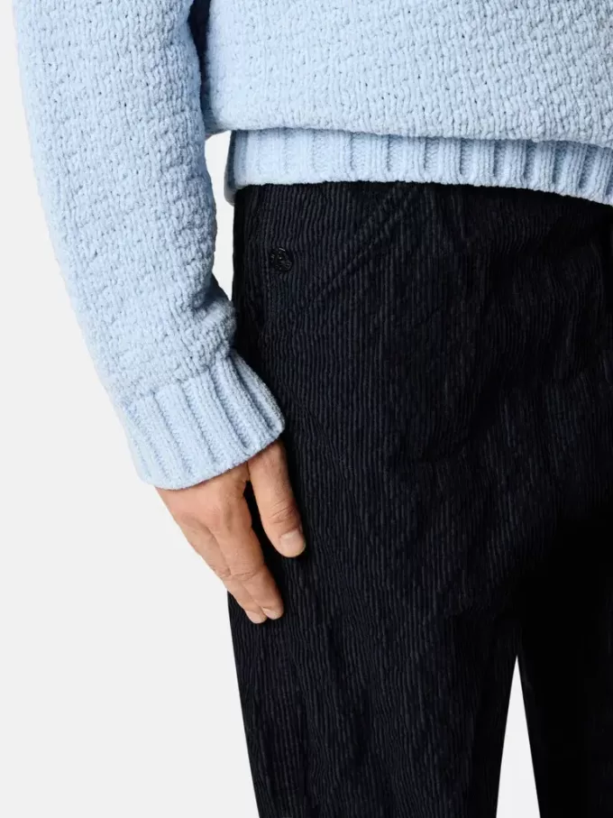 Byxor med avslappnad passform och flera fickor Byxor med avslappnad passform och flera fickor