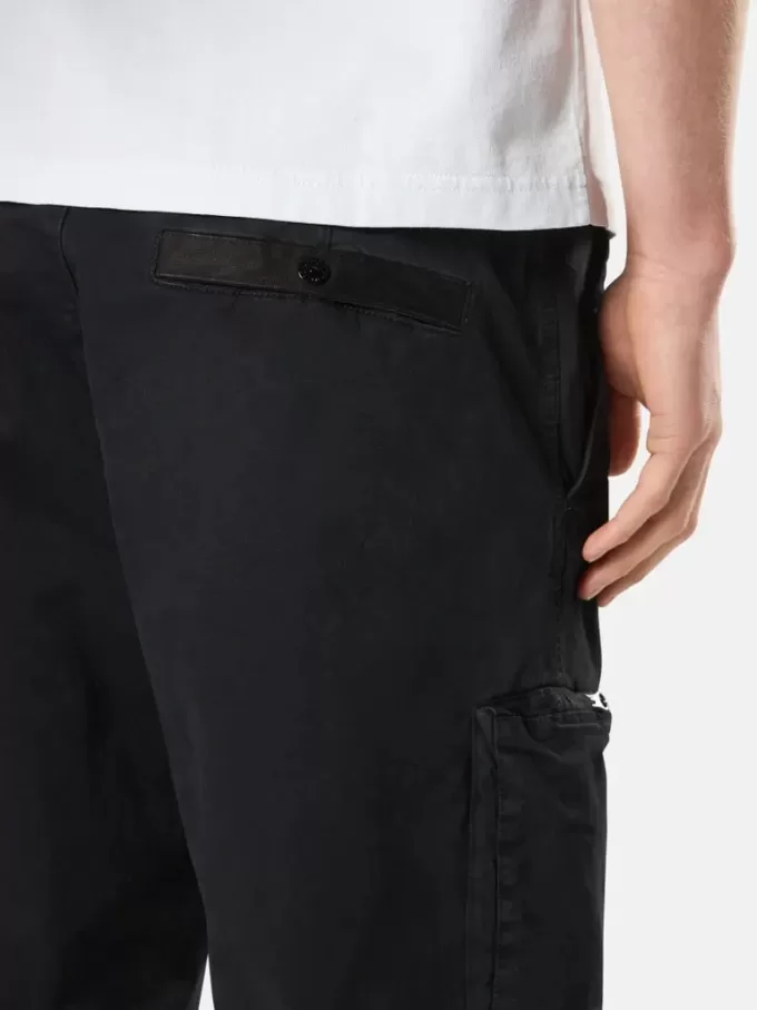 Cargobyxor i normal passform med elastiska benslut Cargobyxor i normal passform med elastiska benslut