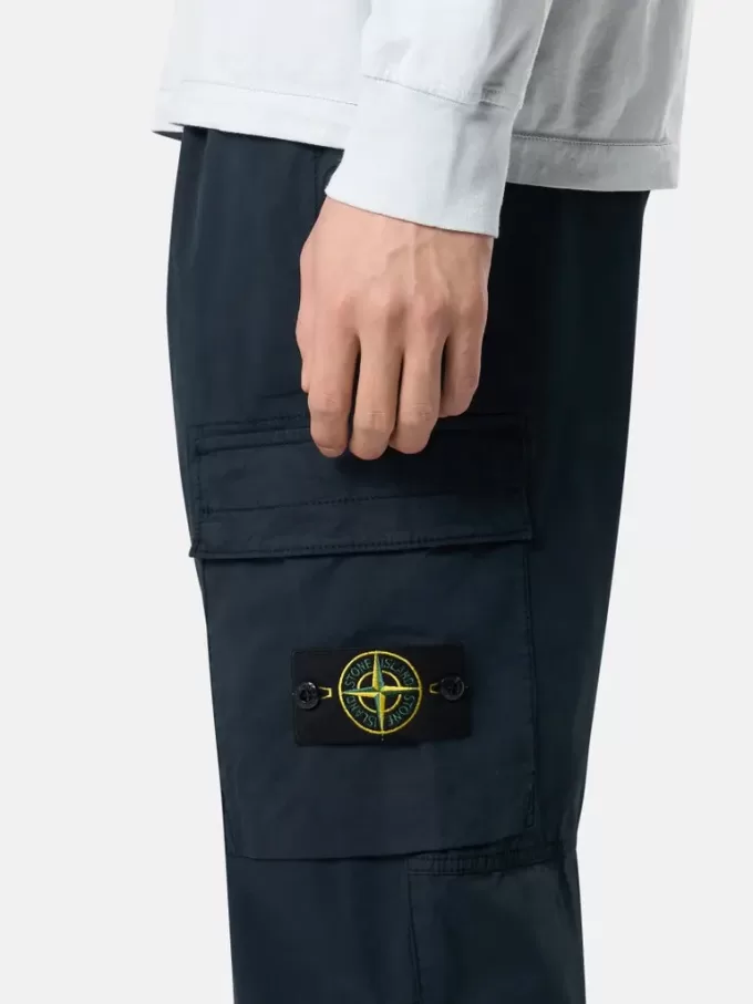 Cargobyxor med normal passform och dragkedjefickor Cargobyxor med normal passform och dragkedjefickor