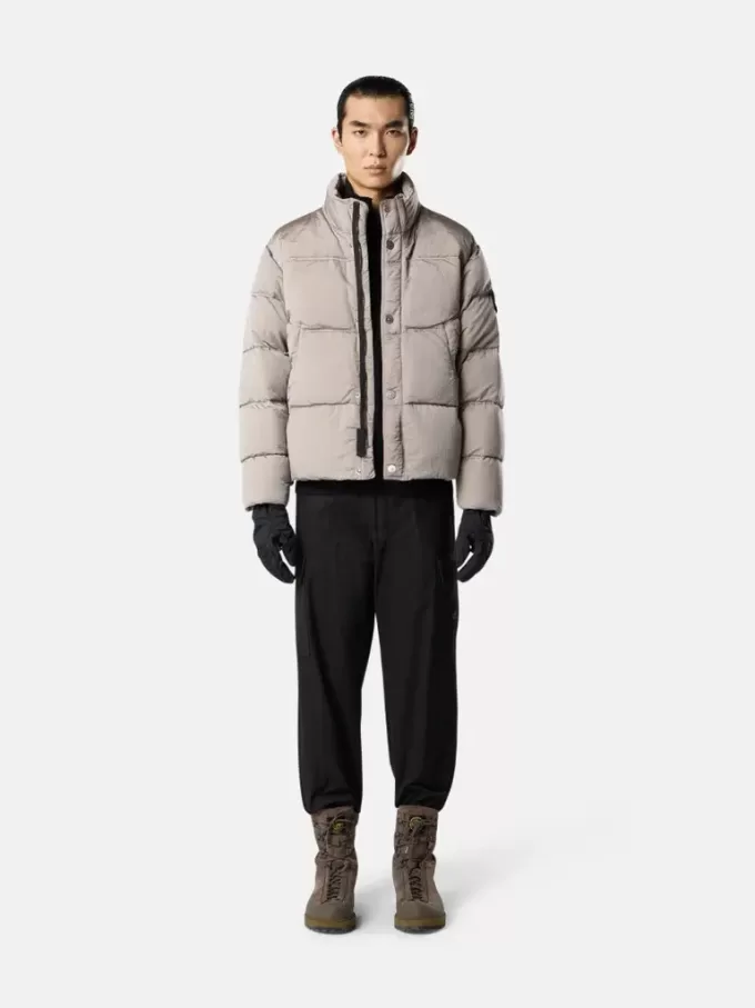 Dunjacka med droppskydd och tryckknappsfickor Dunjacka med droppskydd och tryckknappsfickor