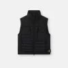 Dunväst med sömlösa fjädertunnlar och droppskydd Dunväst med sömlösa fjädertunnlar och droppskydd