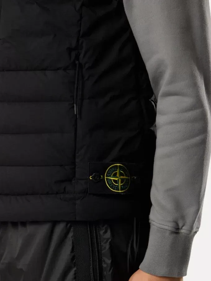 Dunväst med sömlösa fjädertunnlar och droppskydd Dunväst med sömlösa fjädertunnlar och droppskydd
