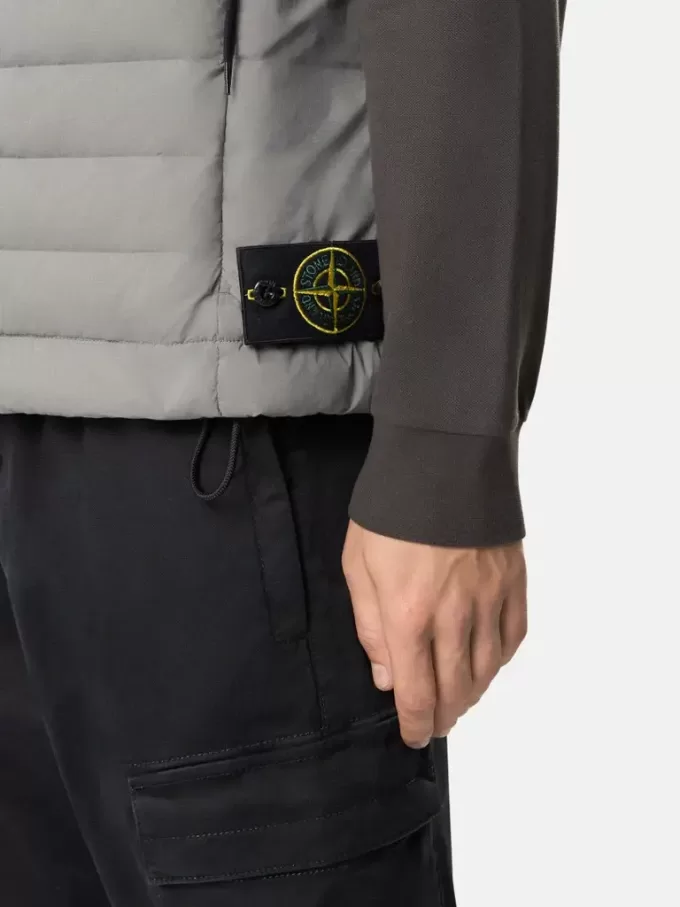 Dunväst med sömlösa fjädertunnlar och droppskydd