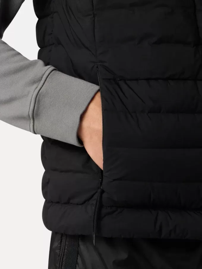 Dunväst med sömlösa fjädertunnlar och droppskydd Dunväst med sömlösa fjädertunnlar och droppskydd