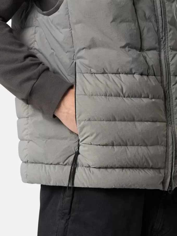 Dunväst med sömlösa fjädertunnlar och droppskydd