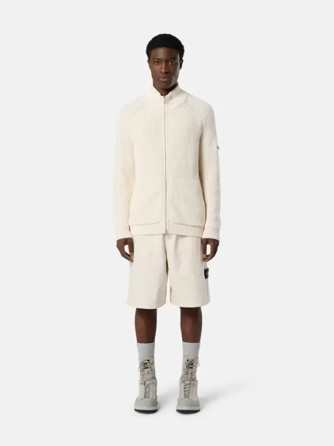 Lösa bermuda-shorts med vid ben och elastisk midja Lösa bermuda-shorts med vid ben och elastisk midja