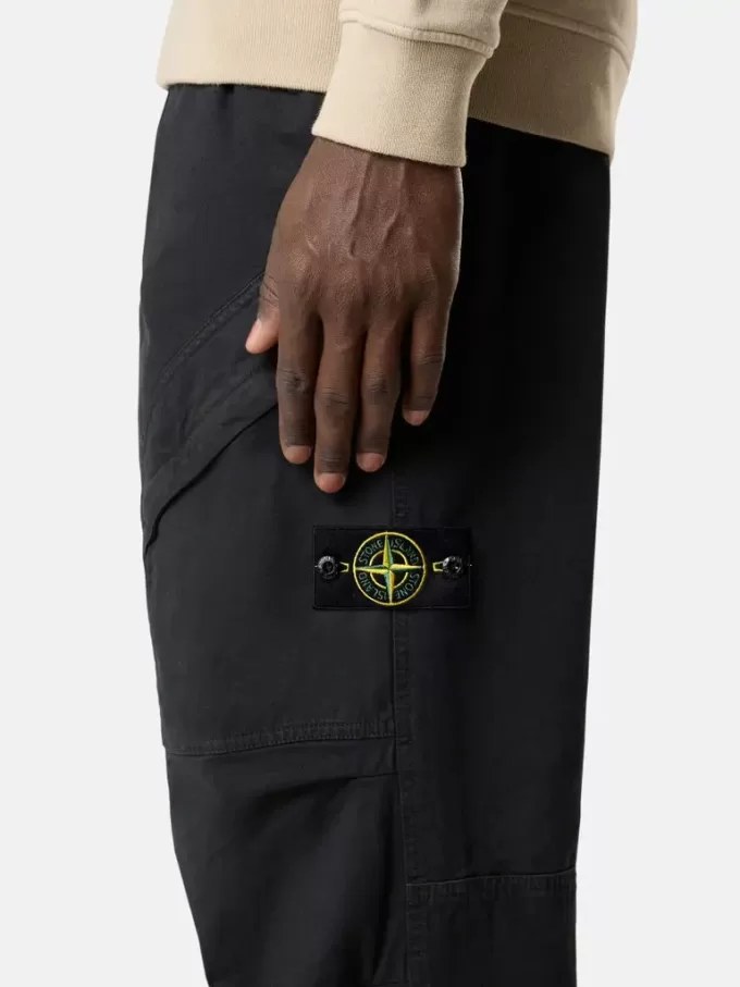 Löst sittande sweatpants med tryckknappar och fickor med dragkedja