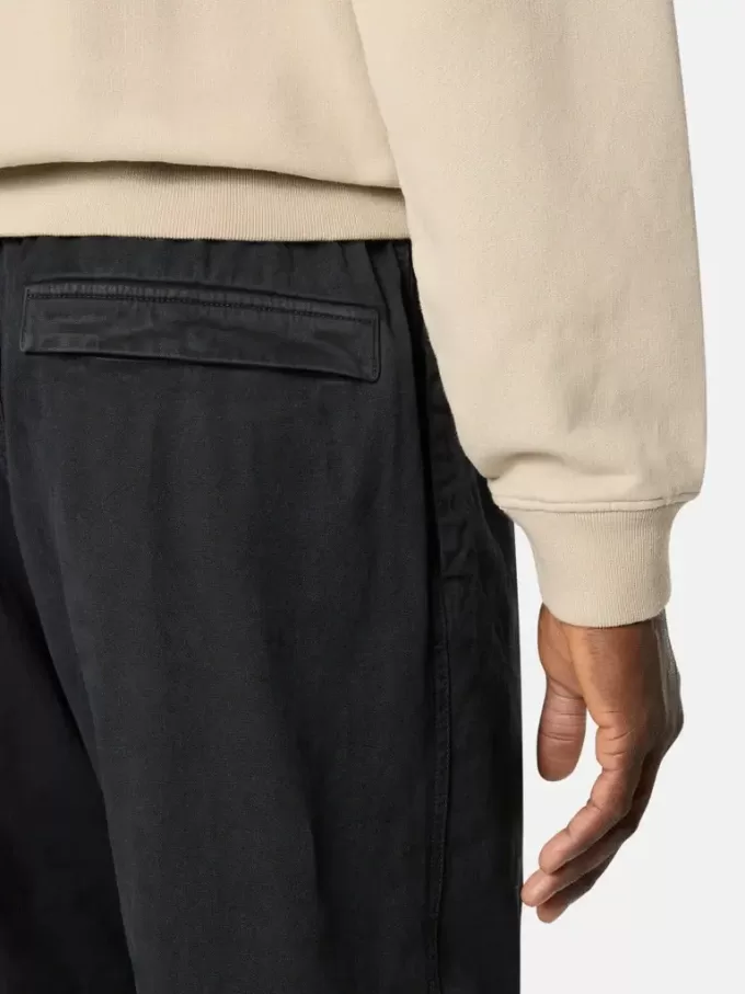 Löst sittande sweatpants med tryckknappar och fickor med dragkedja