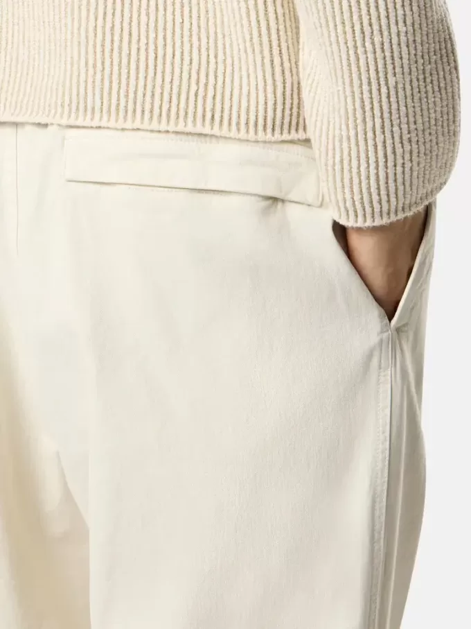 Löst sittande sweatpants med tryckknappar och fickor med dragkedja