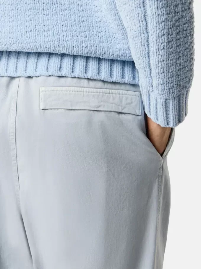 Löst sittande sweatpants med tryckknappar och fickor med dragkedja