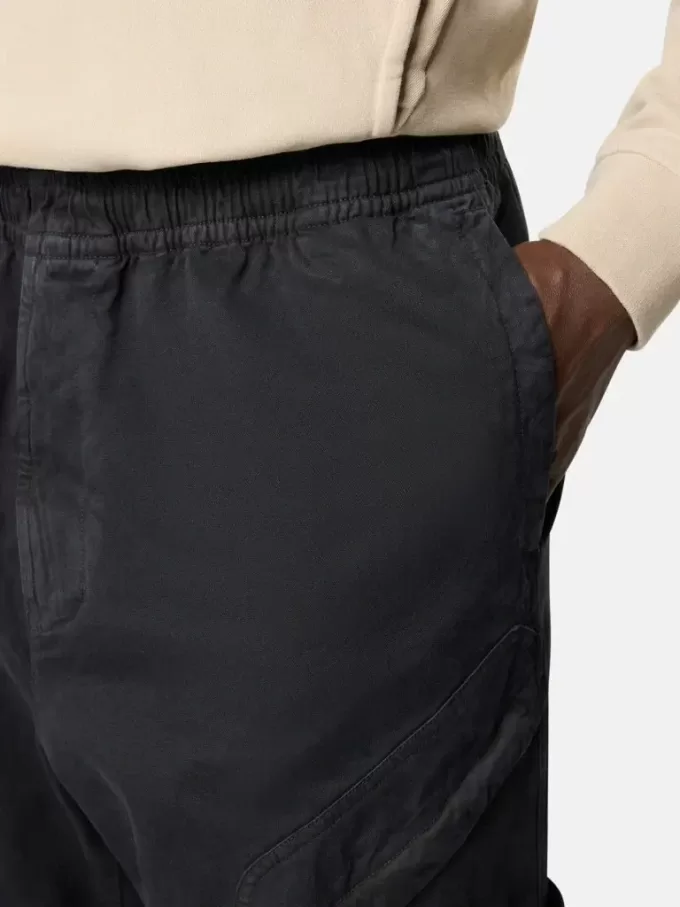 Löst sittande sweatpants med tryckknappar och fickor med dragkedja