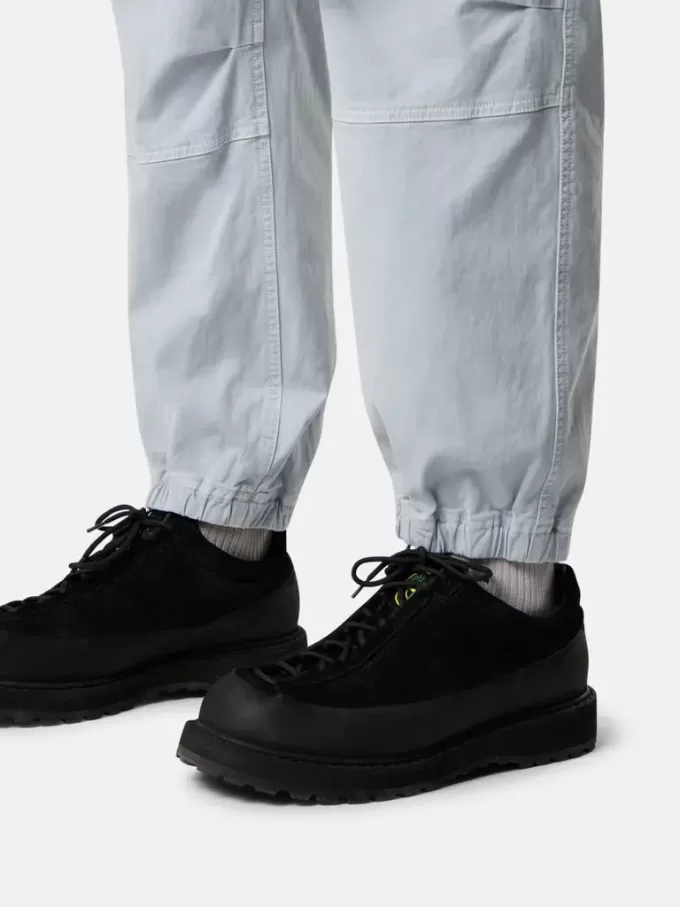 Löst sittande sweatpants med tryckknappar och fickor med dragkedja