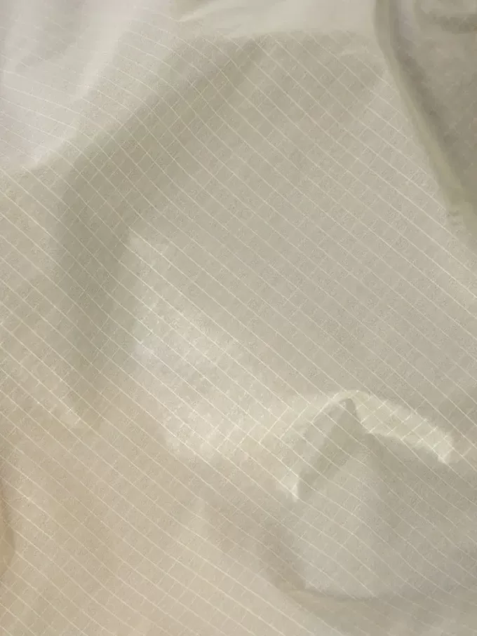 Lätt jacka med huva, droppskydd och reflekterande detaljer