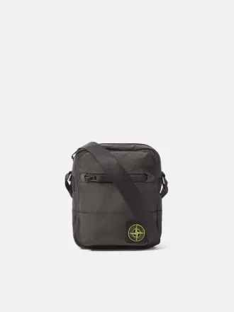 Pouch-väska med flera fickor och dragkedja upptill