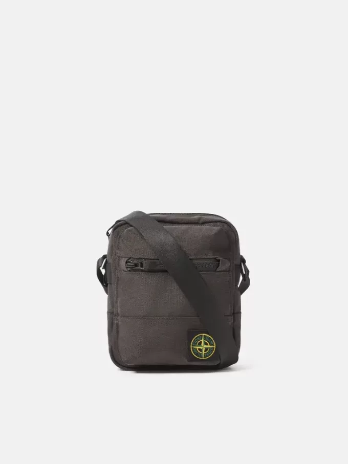 Pouch-väska med flera fickor och dragkedja upptill
