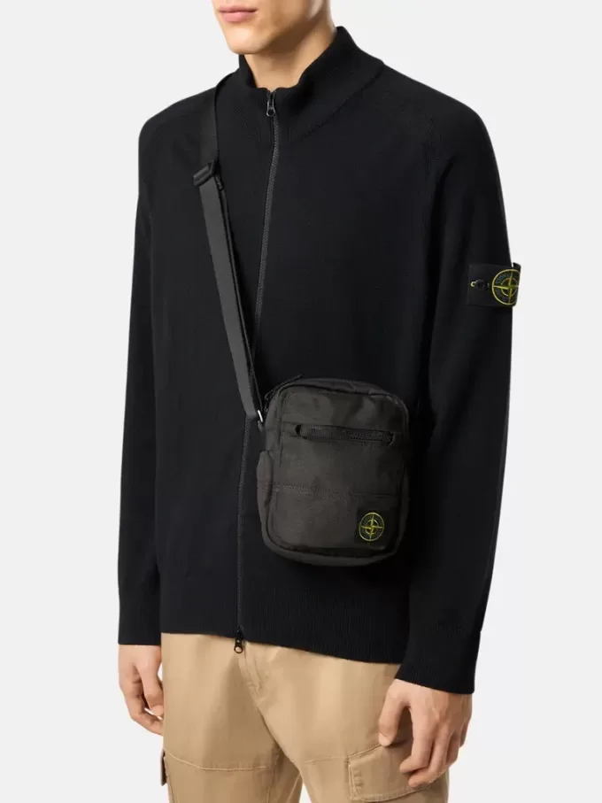 Pouch-väska med flera fickor och dragkedja upptill