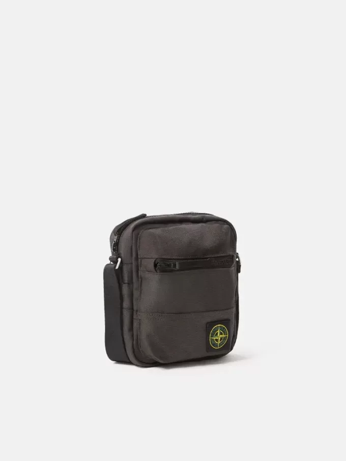 Pouch-väska med flera fickor och dragkedja upptill
