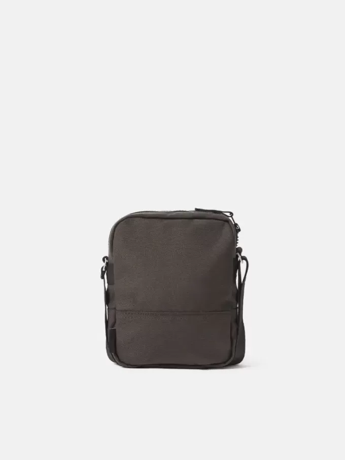 Pouch-väska med flera fickor och dragkedja upptill