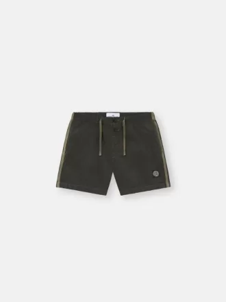 Smal passformade badshorts med fickor och meshfoder