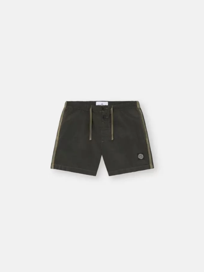 Smal passformade badshorts med fickor och meshfoder Smal passformade badshorts med fickor och meshfoder