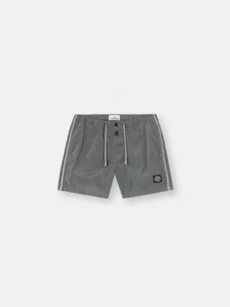 Smal passformade badshorts med fickor och meshfoder