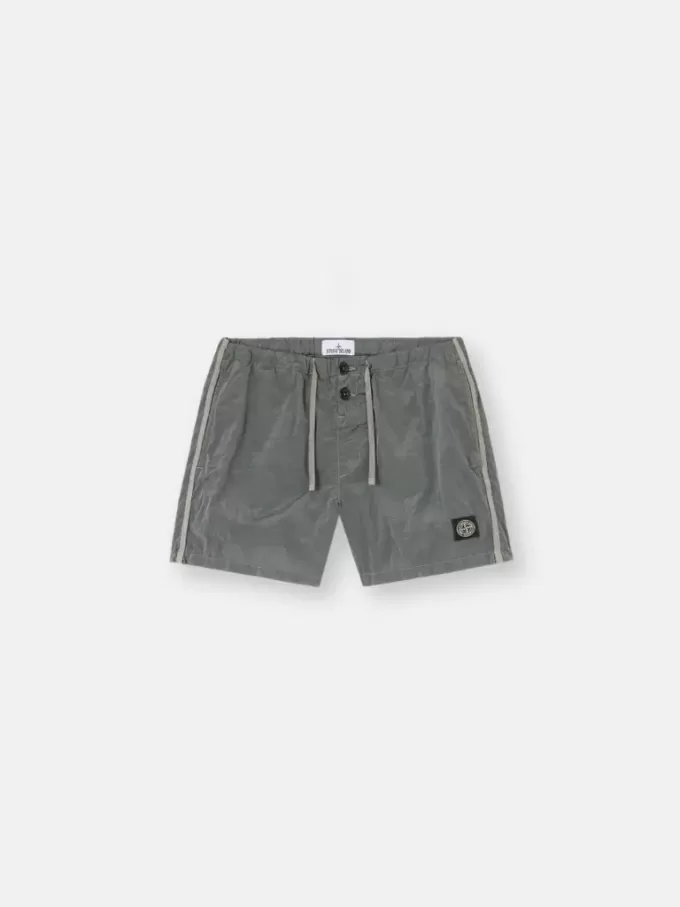 Smal passformade badshorts med fickor och meshfoder Smal passformade badshorts med fickor och meshfoder