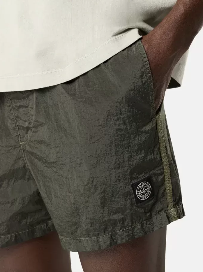 Smal passformade badshorts med fickor och meshfoder Smal passformade badshorts med fickor och meshfoder