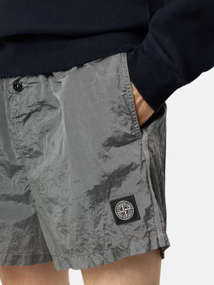 Smal passformade badshorts med fickor och meshfoder Smal passformade badshorts med fickor och meshfoder