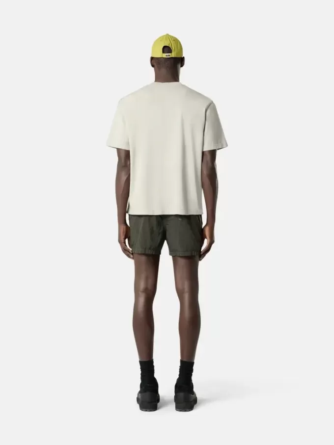 Smal passformade badshorts med fickor och meshfoder Smal passformade badshorts med fickor och meshfoder