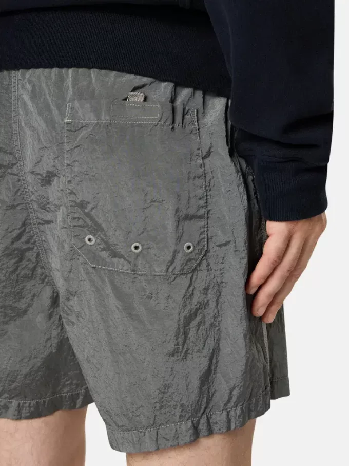 Smal passformade badshorts med fickor och meshfoder Smal passformade badshorts med fickor och meshfoder