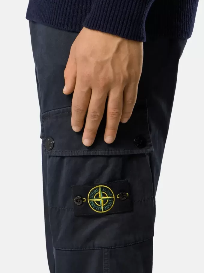 Smalpassade cargobyxor med fickor med dragkedja