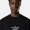 T-shirt med korta ärmar och normal passform med tryck ”02 Industrial Logos”.