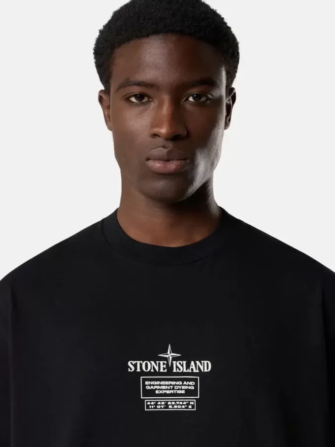 T-shirt med korta ärmar och normal passform med tryck ”02 Industrial Logos”.