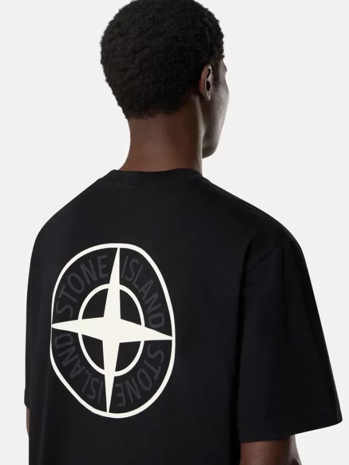 T-shirt med korta ärmar och normal passform med tryck ”02 Industrial Logos”.