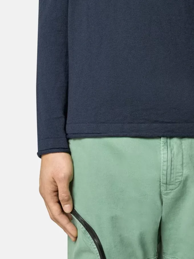 Tröja med rund hals och små rullade detaljer