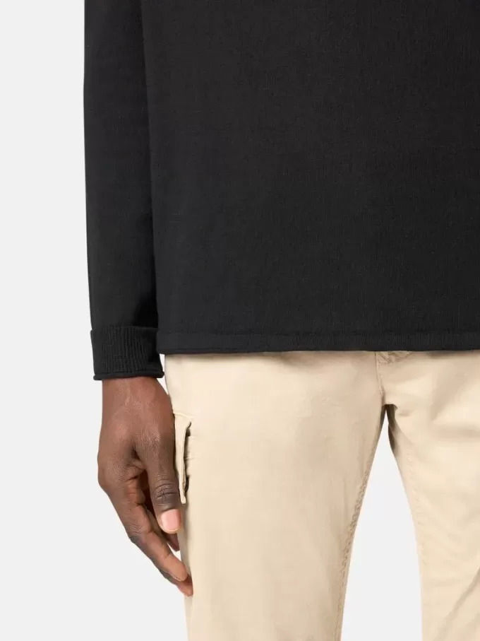 Tröja med rund hals och små rullade detaljer