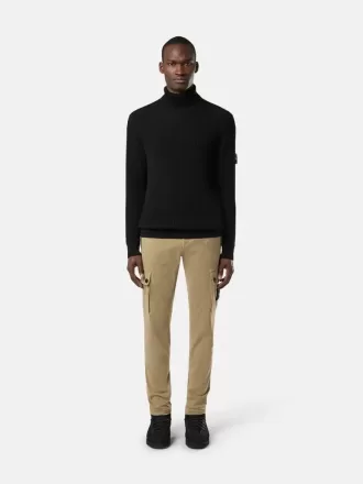 Turtleneck-tröja med fint ribbade kanter