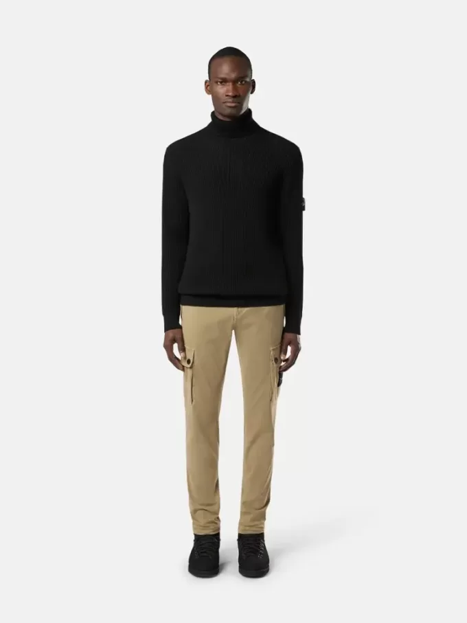 Turtleneck-tröja med fint ribbade kanter