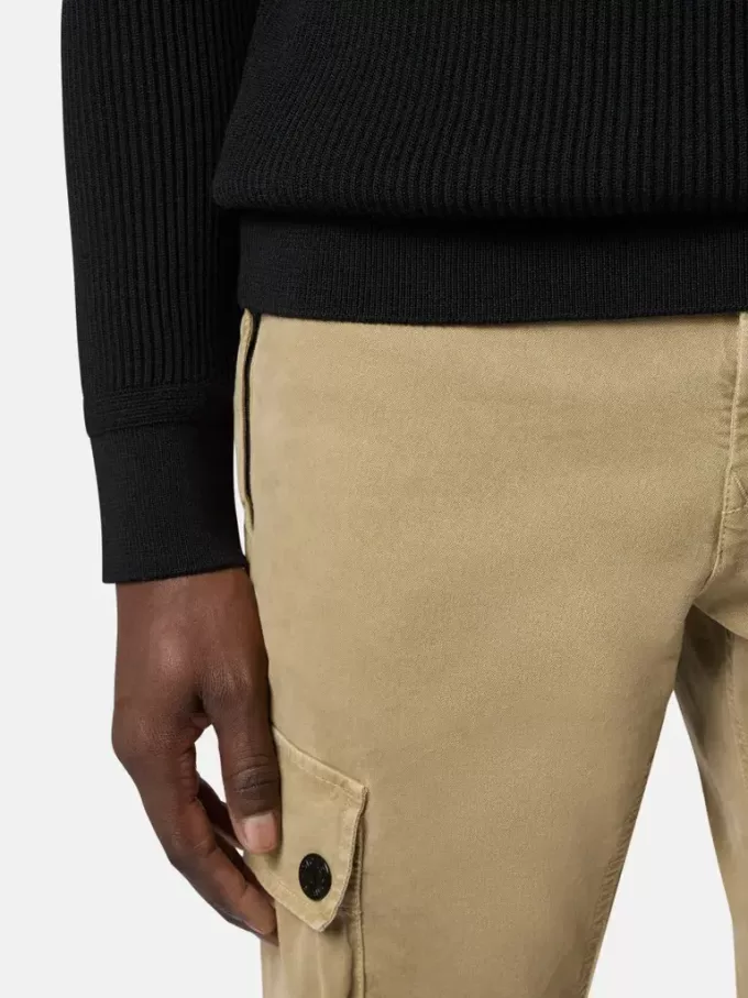 Turtleneck-tröja med fint ribbade kanter