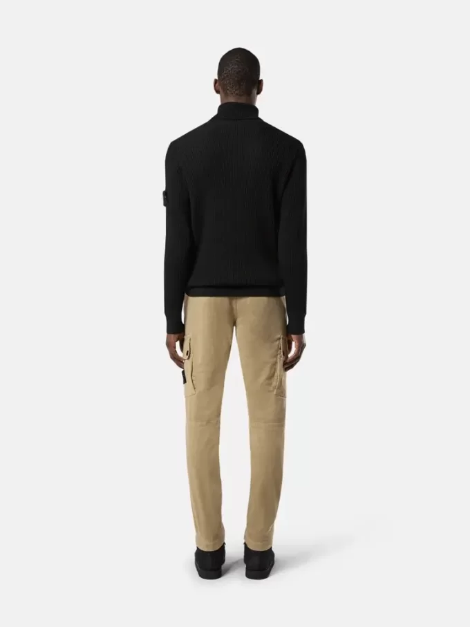 Turtleneck-tröja med fint ribbade kanter